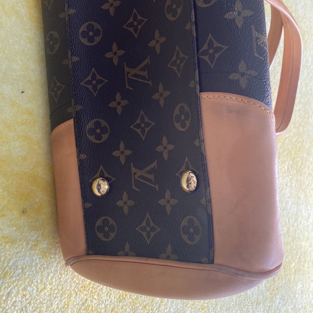 Louis Vuitton. Beverly Handbag GM - Picture 13 of 16